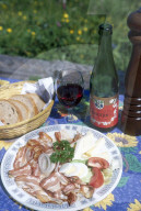 Speck, Käse, Brot, Wein