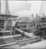 Bauarbeiter beim Abbruch einer Eisenbahnbrücke 1941