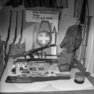 Schaufenster mit Militärutensilien 1969