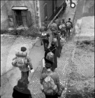 Schweizer Soldat begleitet Internierte; Abreise; 1944