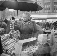 Verkäuferin am Zibelemärit, Bern 1961