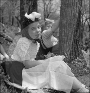 Mädchen am Frühlingsfest in Vico Morcote, 1942