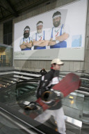 Passant vor Werbeplakat für Ferien in Graubünden, 2005