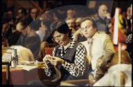 Frau beim Stricken, Mann beim Schlafen, Parteitag 1984
