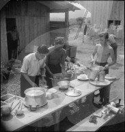 Lehrlinge beim Geschirr spülen; 1943