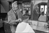 Coiffeur bei der Arbeit, 1971