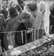 Schmuckstand an der Braderie, Volksfest in La Chaux-de-Fonds, 1946