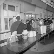 Spanische Gastarbeiter treffen in Genf ein, 1961