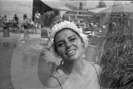 Frau mit modischer Badekappe 1969