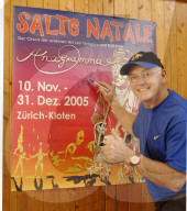 Rolf Knie signiert sein Plakat für den Zirkus Salto Natale 2005