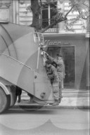Studentenunruhen in Paris 1968: Soldaten auf Müllfahrzeug 