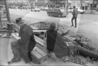 Studentenunruhen in Paris 1968: Alter Mann und alte Frau auf Bank