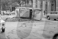 Studentenunruhen in Paris 1968: Ausgebranntes Auto-Wrack