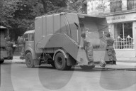 Studentenunruhen in Paris 1968: Soldaten auf Müllfahrzeug