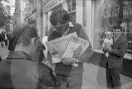 Studentenunruhen in Paris 1968: Junger Mann verkauft Zeitungen