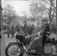 Protest gegen Krieg in Vietnam; Polizist, Motorrad; 1967