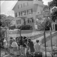 Haus nach Gasexplosion, neugierige Kinder, Küsnacht 1952
