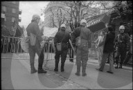 Polizisten mit Strassensperre bei 1. Mai Demonstration in Zürich 1973