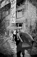 Mietkündigung: Frau beim Zwangsauszug, Zürich 1982