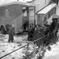 Fahrbare Schulzahnklinik, Kinder stehen zur Untersuchung an; 1955