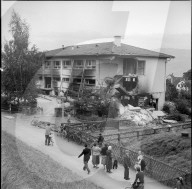 Schaulustige besuchen Fabrikgebäude nach Explosion, Stäfa 1957