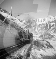 Arbeiter auf offenem Güterzug im Rhonetal, 1950