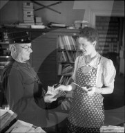Kassenbote überbringt Geld, 1943