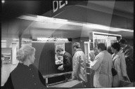 Passkontrolle am Flughafen Zürich-Kloten 1970