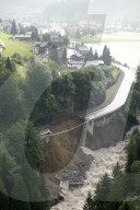 Unwetter 2005: Strasse und Bahnlinie beschädigt bzw.weggespült