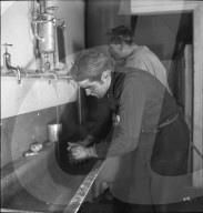 Schweiz 1943: Arbeiter waschen sich die Hände
