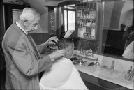 Coiffeur bei der Arbeit, 1971