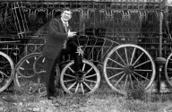 Seppli Rudolf vor seinem Antiquitätenladen in Grüningen 1977