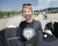 Natalie Christ verkauft T-Shirts zum Papstbesuch "I saw the pope", 2004