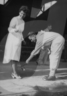 Pflegerin, welche Kriegsgefangenen-Transporte betreut, wird desinfiziert, ca. 1946