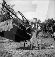 Bergbauer beim Beladen einer Transport-Seilbahn 1944