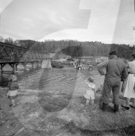 Ochsenfurth Steg wird flussabwärts verschoben; 1959