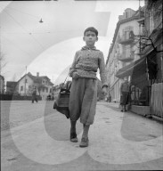 Knabe mit Einkaufs-Tüte, 1941