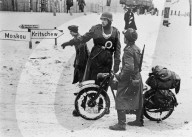 Deutscher Meldefahrer holt Auskunft ein, vor Moskau, ca. 1942