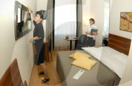 Ausländische Hotelangestellte putzen Zimmer, 2005