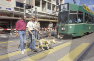André Meyer und Lorenz Casparis, Hundeausbildner, beim Training im Strassenverkehr 1992