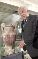 Walter Gross mit antiker Vase