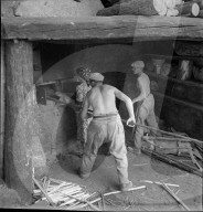 Männer beim Brotbacken in St. Luc, Wallis, 1941
