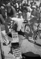 Menschen kaufen Zeitungen; 1939