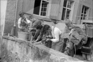 Soldaten reinigen Ausrüstung 1940