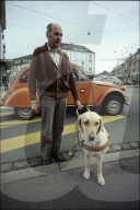 Hundeausbildner mit Blindenhund beim Strasse überqueren 1982