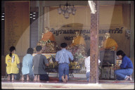 Thailänder vor Buddha-Statuen kniend, Phuket 1990