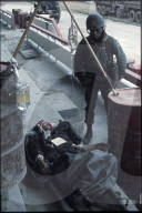 Verletzter erhält Infusion am Strassenrand, Hue, Vietnam 1968
