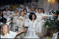 Uriella mit ihrer Fangemeinde beim Beten, 1992