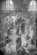 Deutsche Internierte warten in Bahnhofshalle; 1945