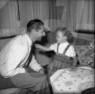 Ferdi Kübler zu Hause mit Tochter Anita 1955